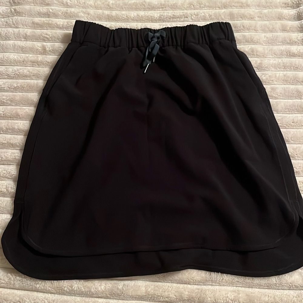 Lululemon midi skirt, has pockets